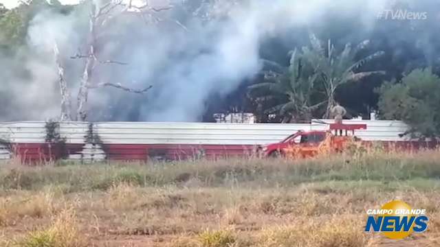 Motoristas registram incêndio em terreno baldio em chácara na Vila Nascente