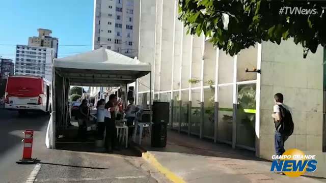 Em tenda na rua, Funtrab faz último mutirão do ano