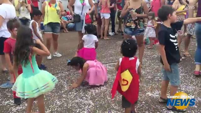 Em mais um dia de bloco na rua, agora é a vez da criançada fazer a folia