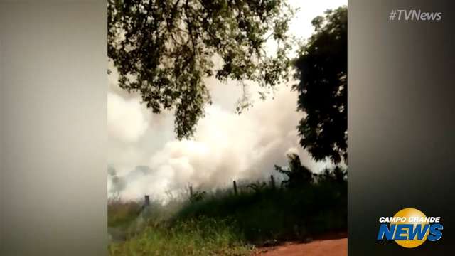 Incêndio em vegetação ao lado de hospital preocupa moradores