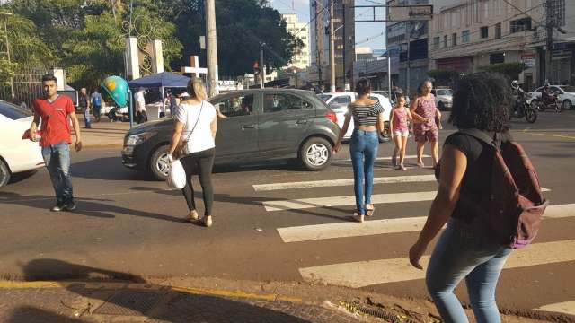 Dia Internacional do Pedestre alerta para cuidados na travessia na faixa