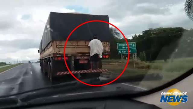 Jovem pretendia viajar 120 km pendurado em caminhão