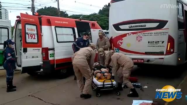 Bombeiros socorrem idosa que foi atropelada por ônibus