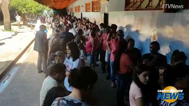 Eleitores chegam cedo para votar em escola no Parque do Lageado