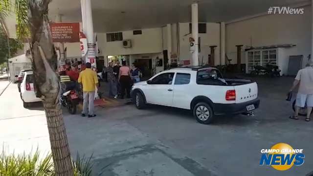 Em posto no Amambaí, clientes enfrentam 2h de fila para abastecer R$ 50