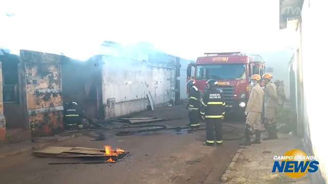 Bombeiros controlam incêndio que tomou conta de Belina em casa abandonada