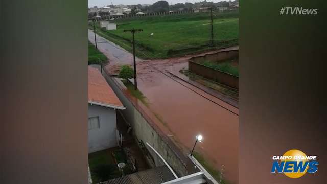 Chuva deixa ruas alagadas em Campo Grande