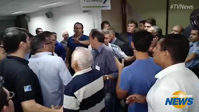 Confusão na entrada do Plenário da Assembleia após grupo ser impedido de entrar