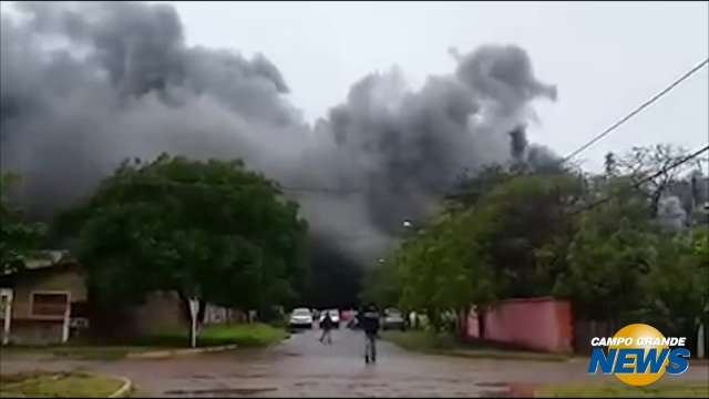 Incêndio provoca fumaça gigantesca em Porto Murtinho