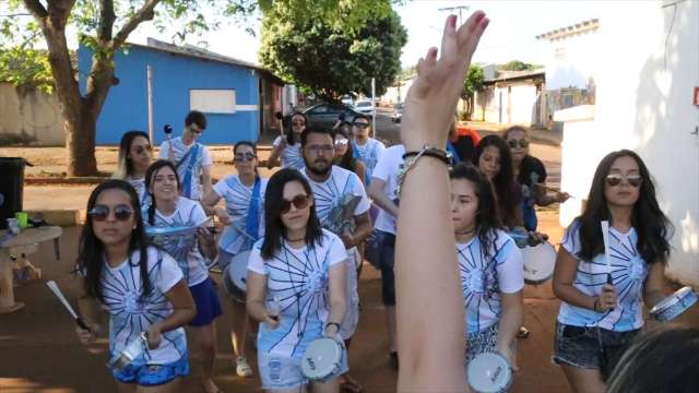 Comemorando um ano, galera da bateria da UEMS mostra como é um ensaio