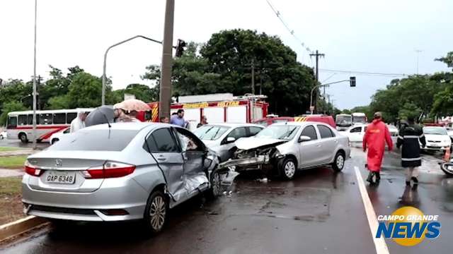 Acidente com cinco veículos trava trânsito na Avenida Costa e Silva