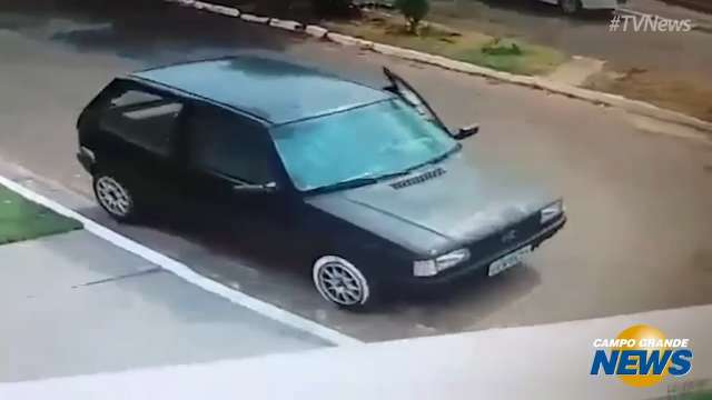 Vídeo mostra bandido furtando carro estacionado em frente de casa