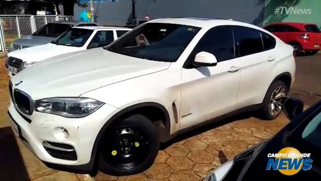 Mãe e filho tem BMW roubada e passam cinco horas em poder de bandidos