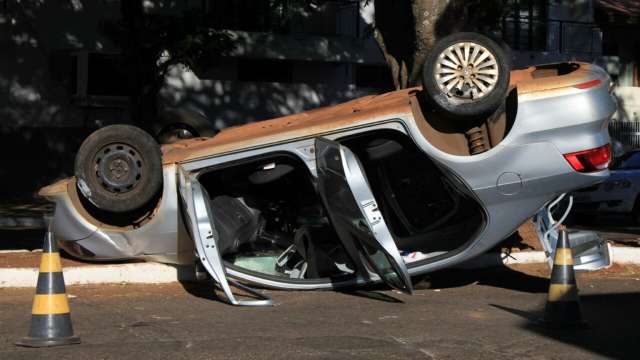 Carro capota em cruzamento do Coophatrabalho e ocupantes saem ilesos