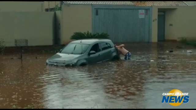 Homem tenta resgatar carro submerso durante temporal