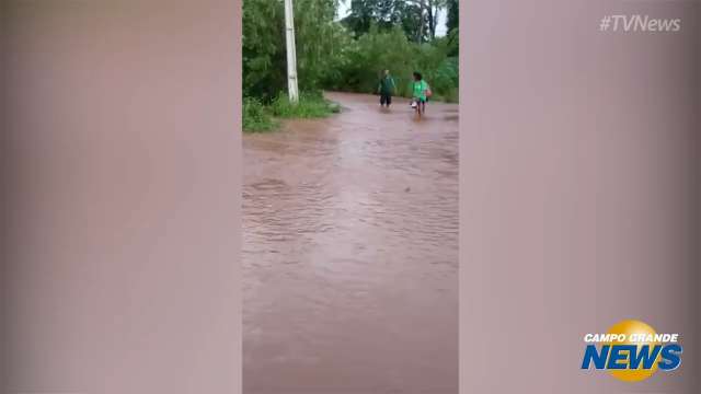 Em menos de 30 minutos, chuva faz córrego transbordar e alaga ruas