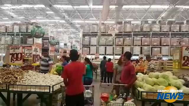 Movimento cresce em mercados, mas maioria deixa compra de Natal para o sábado