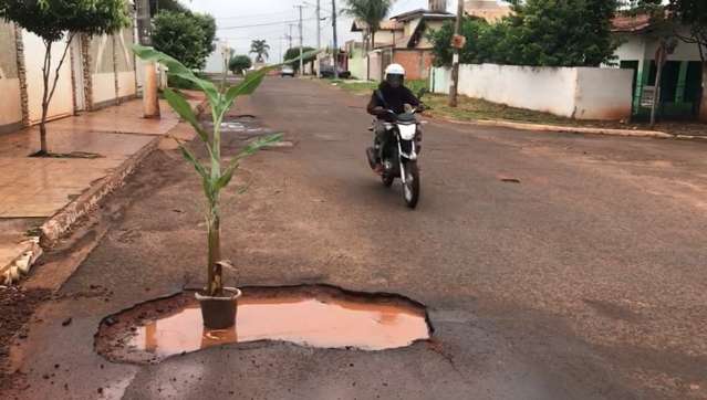 Motoristas sinalizam buraco com bananeira no Jockey Ckub