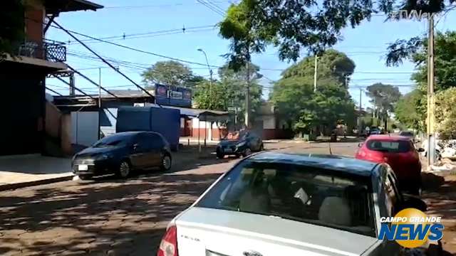 Carro pega fogo em frente de universidade no Paraguai