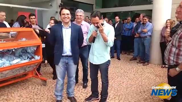 “Que você não caia nos buracos da cidade”, diz prefeito a ganhador de carro