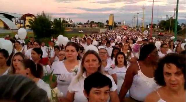 Passeata contra feminicídio reúne multidão em cidade do norte de MS