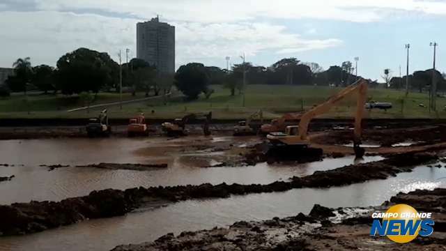 Tubulação entope e obras paralisam em lago no Parque das Nações Indígenas