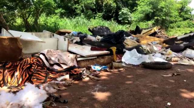 Lixão a céu aberto tem TV, plásticos e pneus com água parada no Aero Rancho