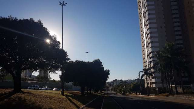 Quinta-feira de céu claro e clima seco; máxima de 32°C no Estado