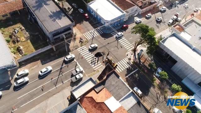 Asfalto cede e carro fica pendurado em cruzamento na Rui Barbosa