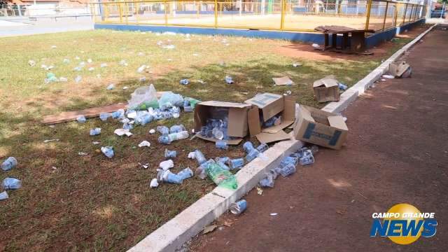 Praça amanhece coberta pelo lixo após evento da prefeitura