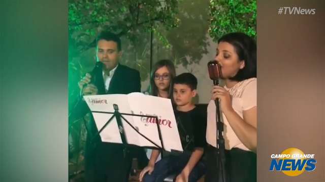 Arley e família cantam trecho de canção gospel