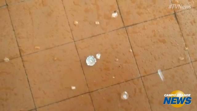 Chuva de granizo assusta estudantes em escola