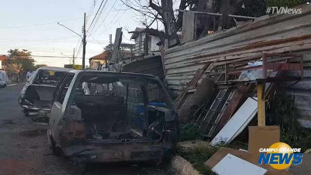 Moradores denunciam ocupação irregular de calçadas por ferros-velhos da Capital