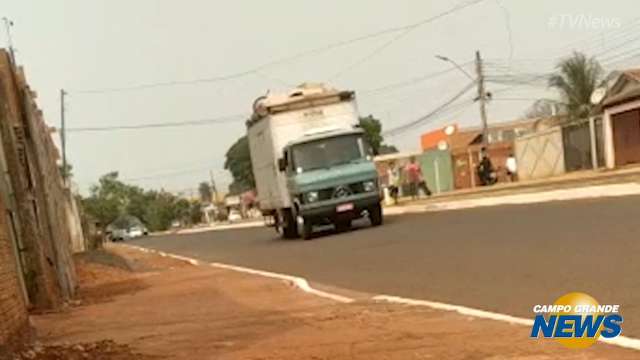 Caminhão enrosca em fios de energia do bairro Aero Rancho