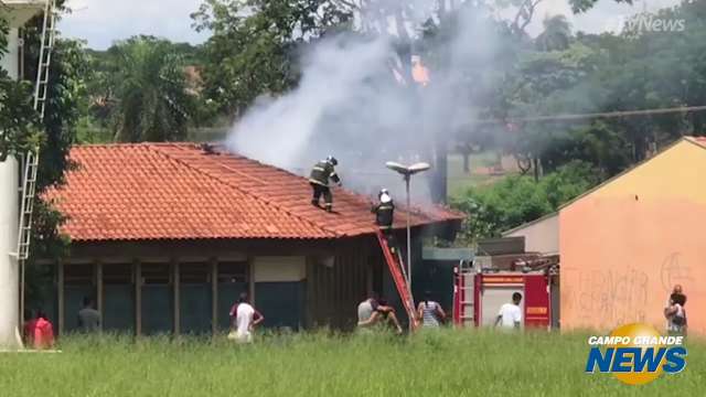 Bombeiros apagam incêndio no Cetremi nesta sexta-feira (10)