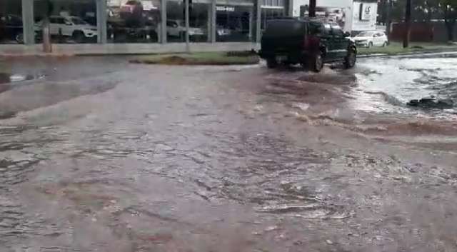 Chuva forte alaga ruas na área central de Dourados