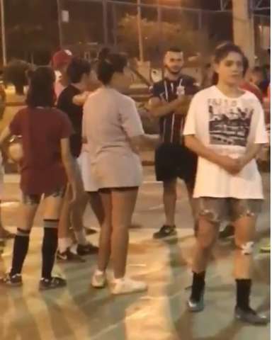 Grupo tentando impedir mulheres de jogarem em quadra