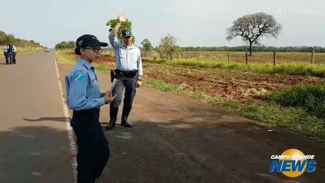 Feriadão: Crianças fazem blitz na rodovia para conscientizar motoristas