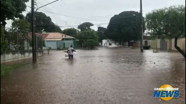 Chuva alaga ruas do Bairro Monte Castelo