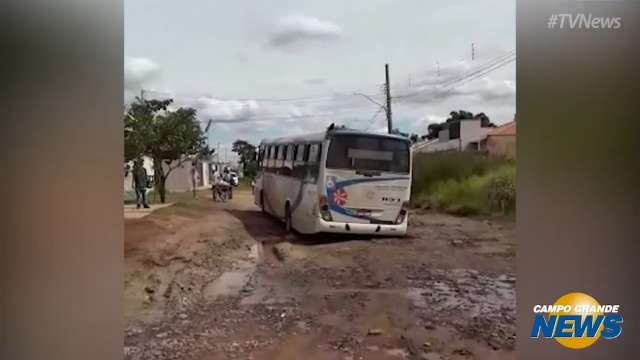 Ônibus atola pela segunda vez na na Rua Lourenço Alves da Costa