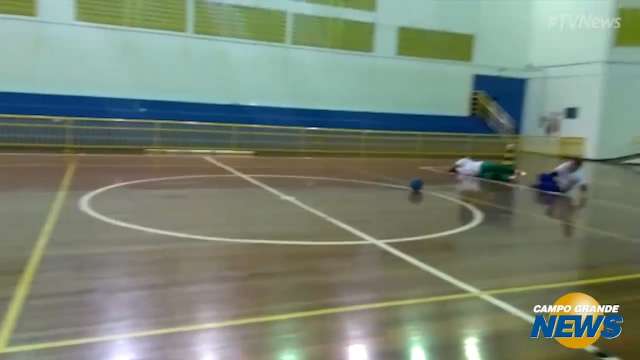 Paratletas do Ismac fazem treino de goalball