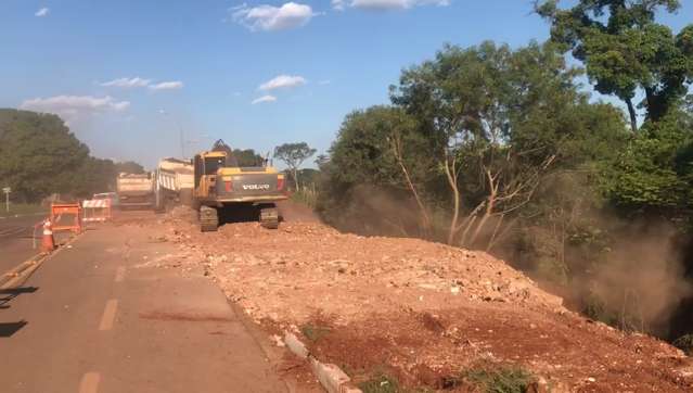 Avenida onde poste foi engolido por erosão ganha aterro novo