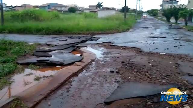 Chuva leva asfalto do bairro Jardim Paradiso durante a madrugada