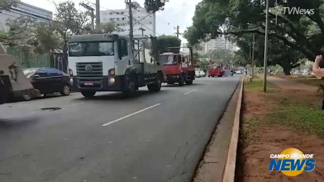 Caçambeiros ocupam uma pista da Afonso Pena e fazem buzinaço