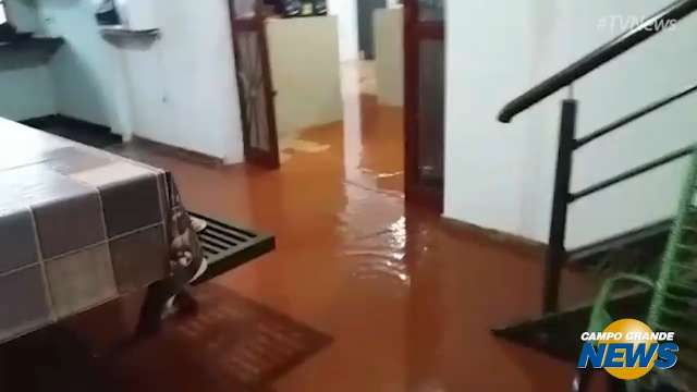 Chuva de 200 milímetros alaga casas e empresas e assusta moradores