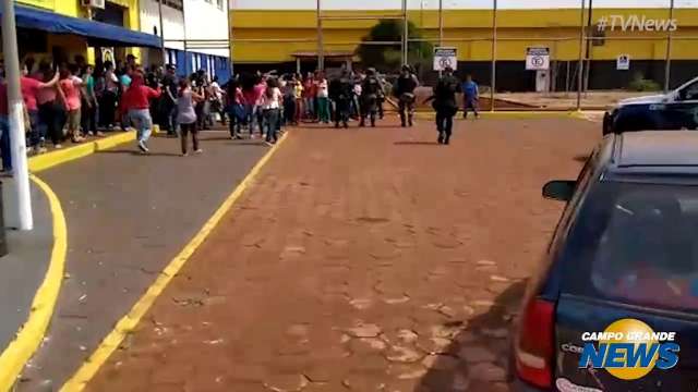 Mulheres de presos tentam impedir entrada do Batalhão de Choque