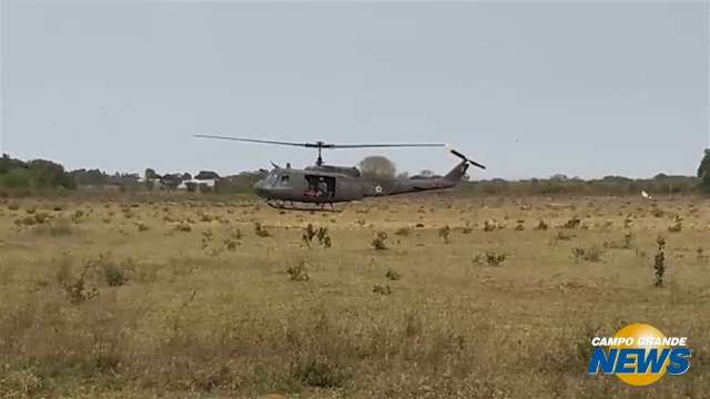 Helicóptero resgata feridos durante simulação