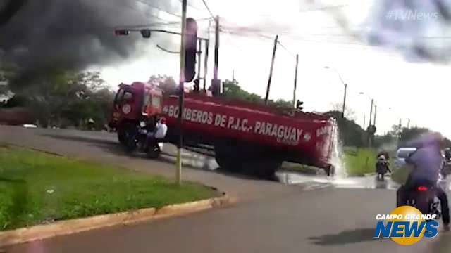 Caminhão de bombeiro do Paraguai não consegue cruzar rua