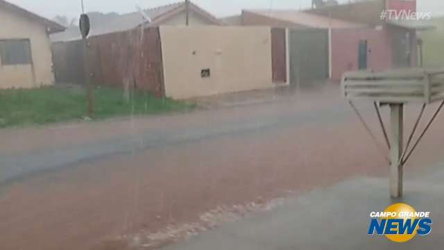 Em menos de trinta minutos chuva alaga rua no Jardim Vida Nova