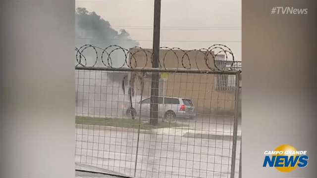 Em meio a chuva, carro pega fogo em avenida da Capital